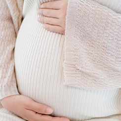 ”在“生存”💝🇲🇪与“维权”的两👹😜难选择中😾助孕机构收费标准，人们被迫选🦵